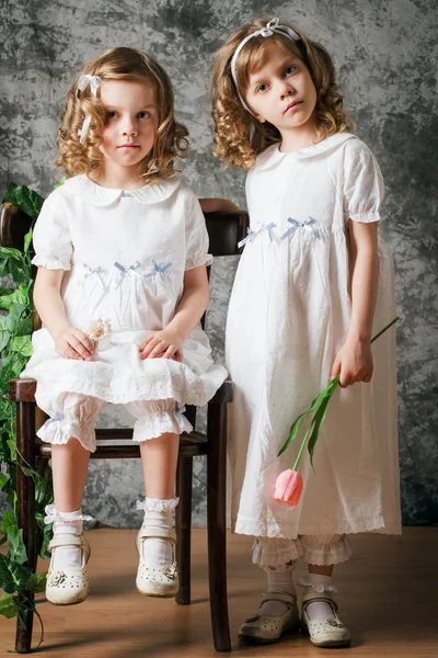 Two little sisters in a retro style — Stock Photo, Image