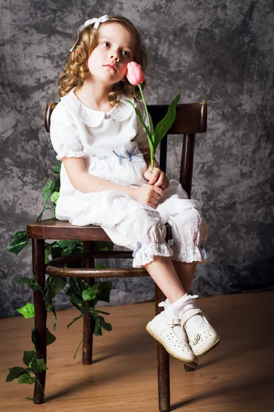 Portret van krullend meisje met tulpen — Stockfoto