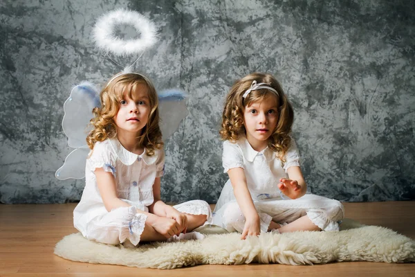Angel wings ile iki kız kardeş — Stok fotoğraf