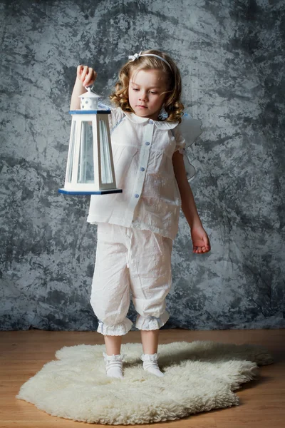 El feneri ile küçük kız oyun — Stok fotoğraf