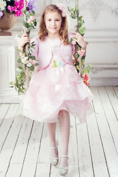 Porträt eines Mädchens, das auf einer Schaukel sitzt — Stockfoto