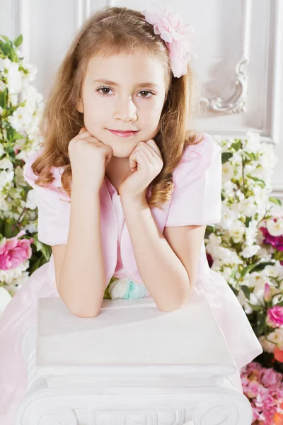 花とかわいい女の子の肖像画 — Stockfoto