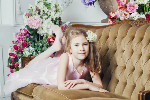 Портрет маленької дівчинки, що лежить на дивані — стокове фото