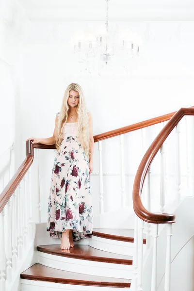 Young woman going down the stairs — Stock Photo, Image