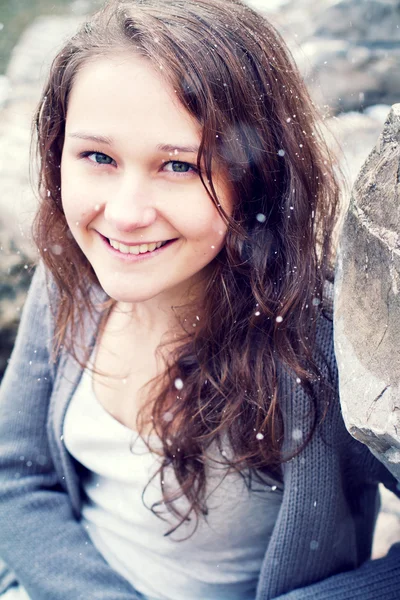 Gelukkig meisje met lange haren poseren buiten — Stockfoto