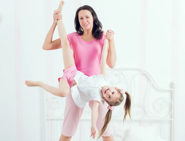 Happy matka a dcera hraje v bad — Stock fotografie