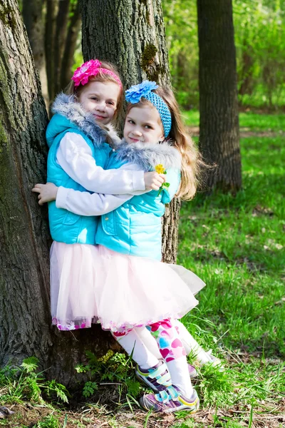 Дві маленькі дівчата в парку навесні — стокове фото