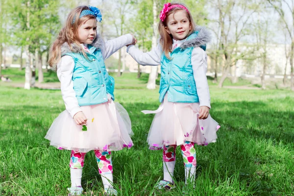 Two little girls in park in the spring — Stock Photo, Image