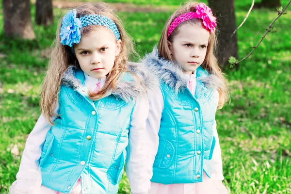 Two little girls in park in the spring — Stock Photo, Image