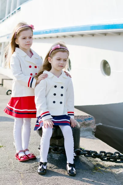 Twee kleine gelukkig meisjes in de haven — Stockfoto