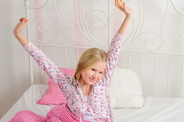 genç kız yatak odasında sabah uyanır