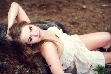 yerde yatan güzel kadın