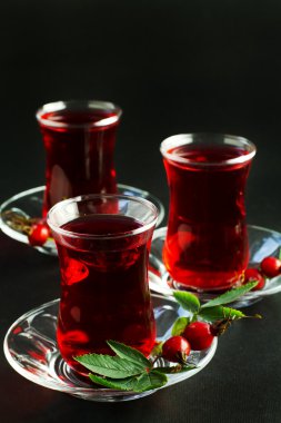 Türk geleneksel çay bardak bitkisel çay