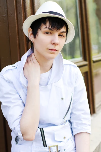 Ritratto della giovane donna con cappello bianco — Foto Stock