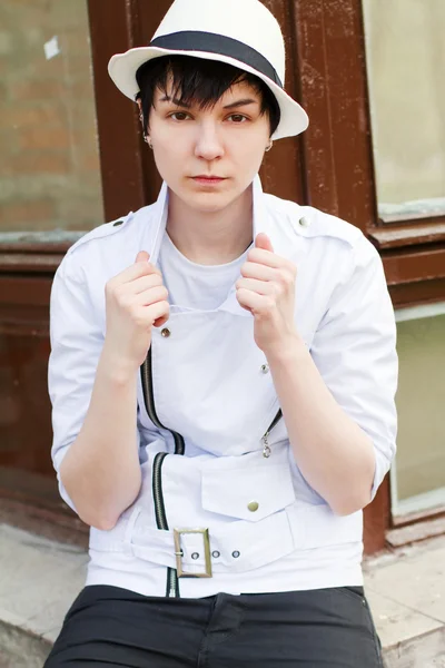 Ritratto della giovane donna con cappello bianco — Foto Stock