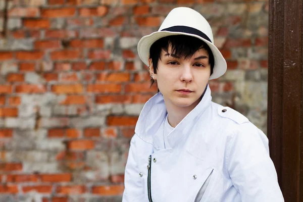 Genç Bayan duvara karşı beyaz şapkalı — Stok fotoğraf