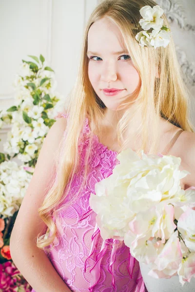 Retrato de menina atraente com cabelos longos com flores — Fotografia de Stock