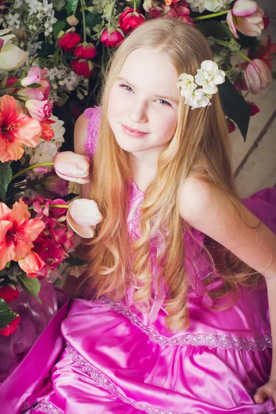 Retrato de menina atraente com cabelos longos com flores — Fotografia de Stock