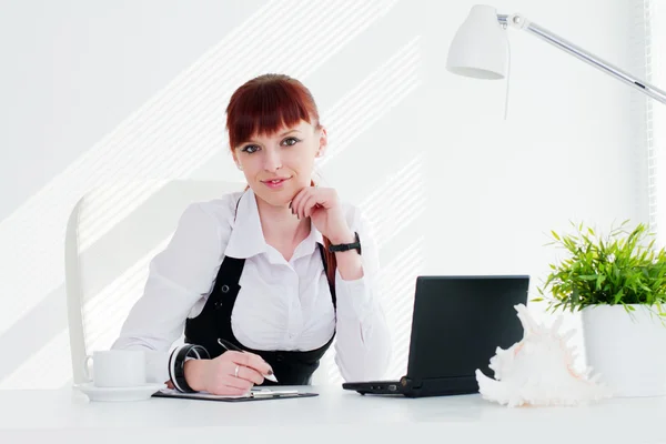 Young woman working in the office — Stock Photo, Image