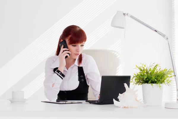 Young woman working in the office — Stock Photo, Image