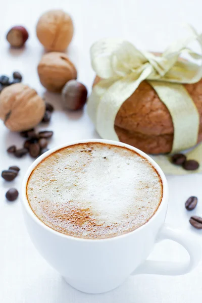 Cappuccino and almond cookies — Stock Photo, Image