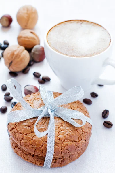 Almond cookies and cappuccino — Stock Photo, Image