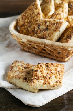 sepet içinde taze pişmiş çerezleri