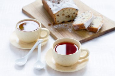 bardak çay ve üzümlü kek