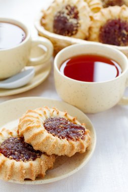 iki bardak çay ve bisküvi