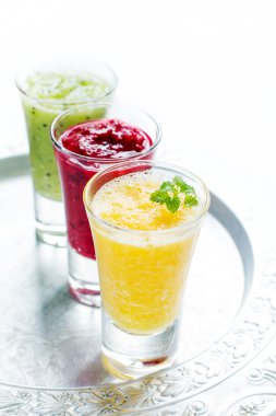 farklı smoothie meyve ve çilek ile