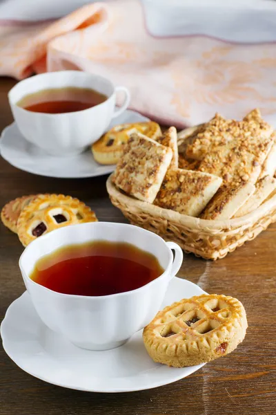Xícaras de chá e biscoitos — Fotografia de Stock