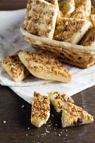 Galletas recién horneadas en una cesta — Foto de Stock