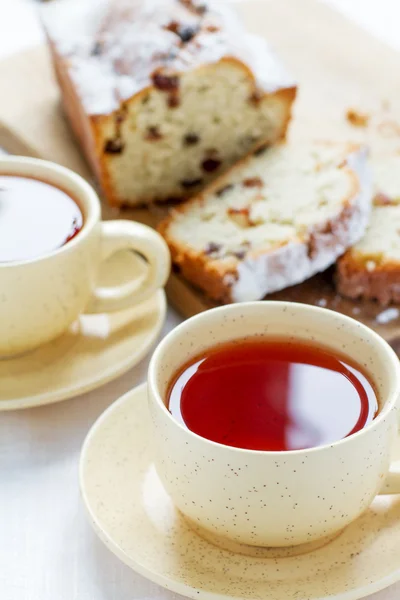 Kubki na herbatę i ciasto z rodzynkami — Zdjęcie stockowe