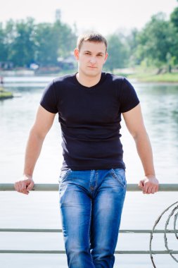 Parktaki genç adam.