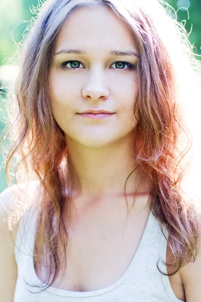 Porträtt av en ung kvinna — Stockfoto