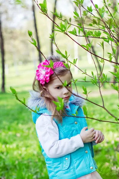 Porträtt av flickan i bladverk — Stockfoto