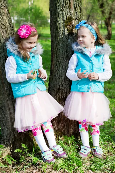 Two little girls in park in the spring — Stock Photo, Image