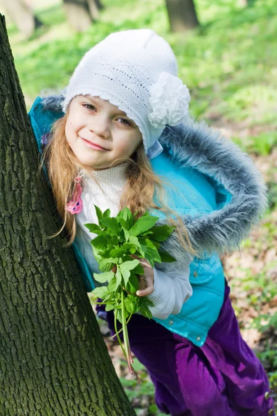 Dívka s kyticí od tráva — Stock fotografie