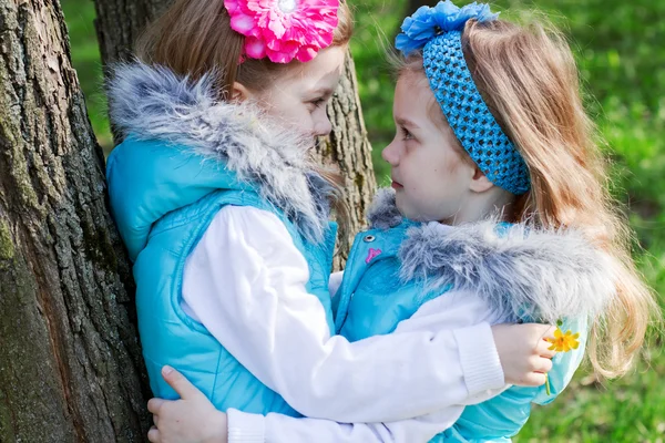 Dvě malé holčičky v parku na jaře — Stock fotografie