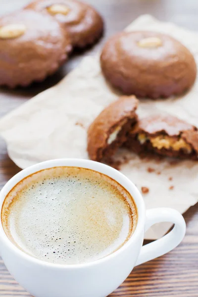 Cup of coffee and almond cookies in the back — Stock Photo, Image