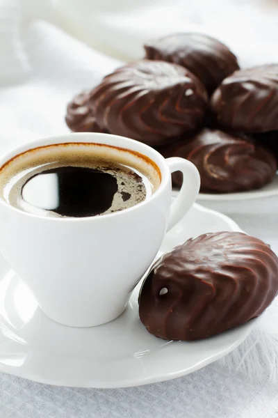 ถ้วยกาแฟและมาร์ชเมลโลว์ — ภาพถ่ายสต็อก
