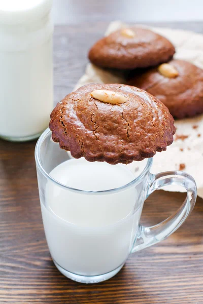 Amandel cookies met een glas melk — Stockfoto