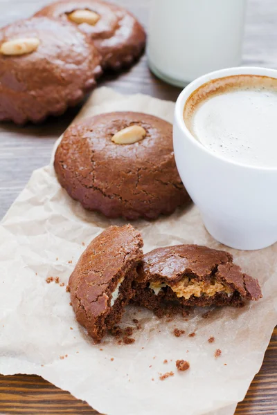 Amandel cookies kopje koffie — Stockfoto