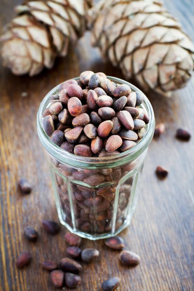 Piñones sin pelar en un vaso — Foto de Stock