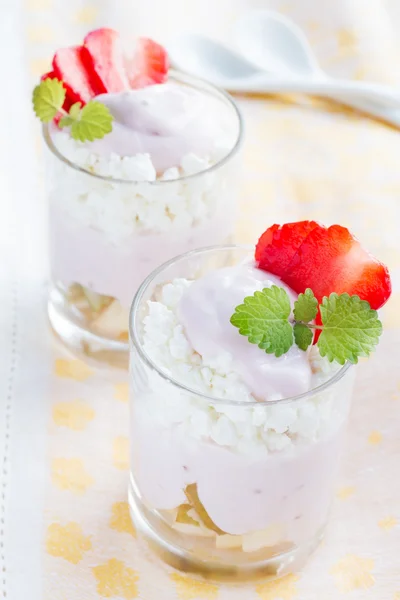 Dessert from cottage cheese and fruits — Stock Photo, Image