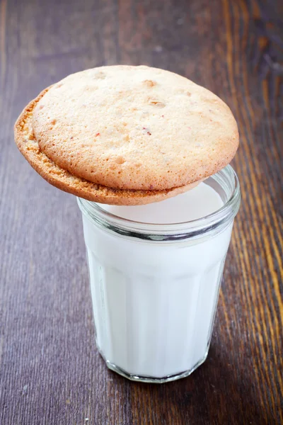 Cookies en een glas melk — Stockfoto