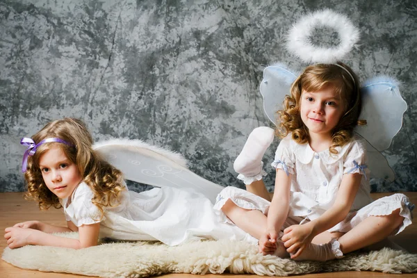 Two sisters with angel wings — Stock Photo, Image