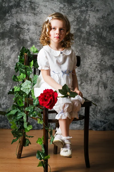 Portrait de fille bouclée avec rose — Photo