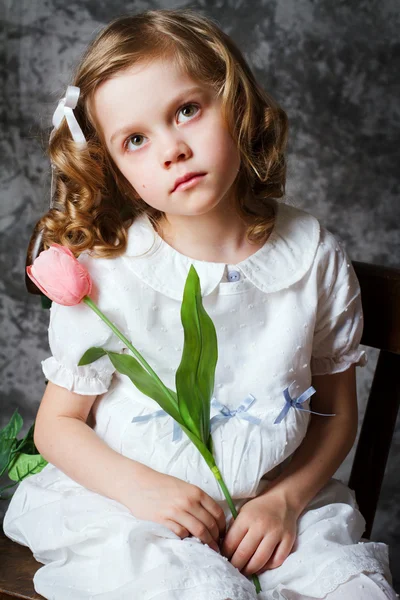 チューリップと巻き毛の少女の肖像画 — ストック写真