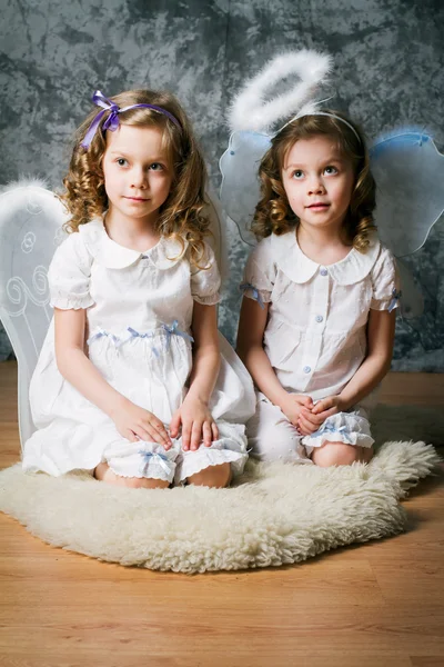 Angel wings ile iki kız kardeş — Stok fotoğraf